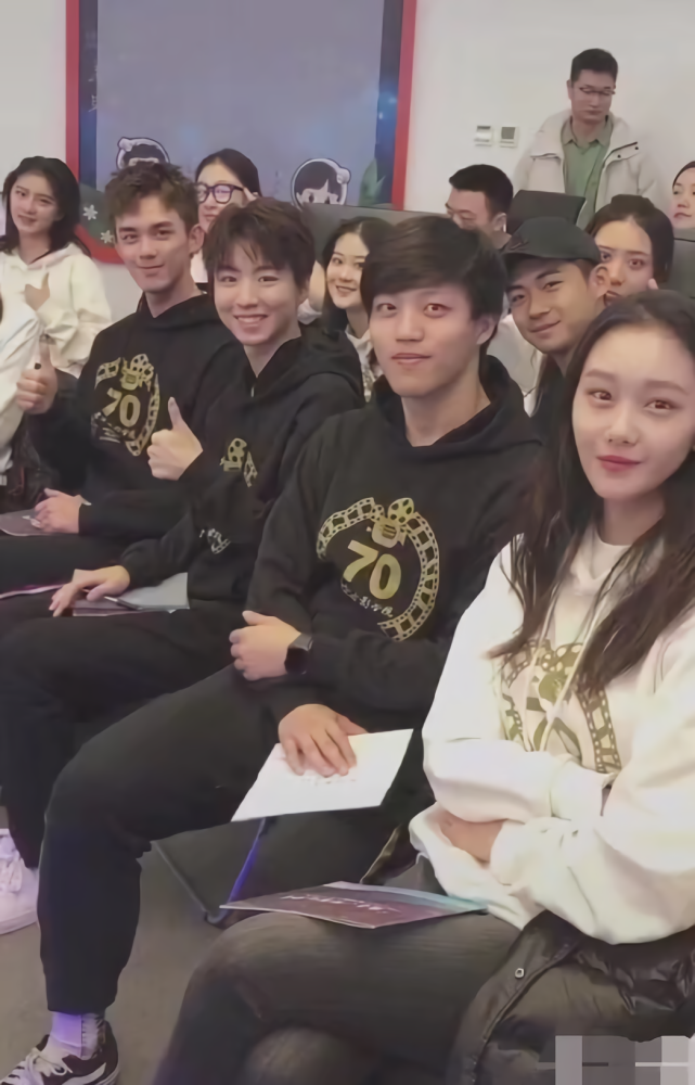 关晓彤和同学合照,谁注意到她的坐姿,明星和表演生的区别立显!