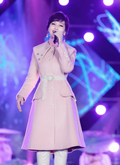 但是,赵雅芝她却不会被这些限制,大胆突破.