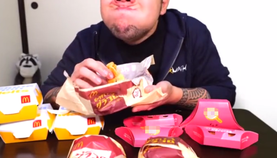 大胃王直播吃20个汉堡,吃到一半"动手脚",网友直言太可恶