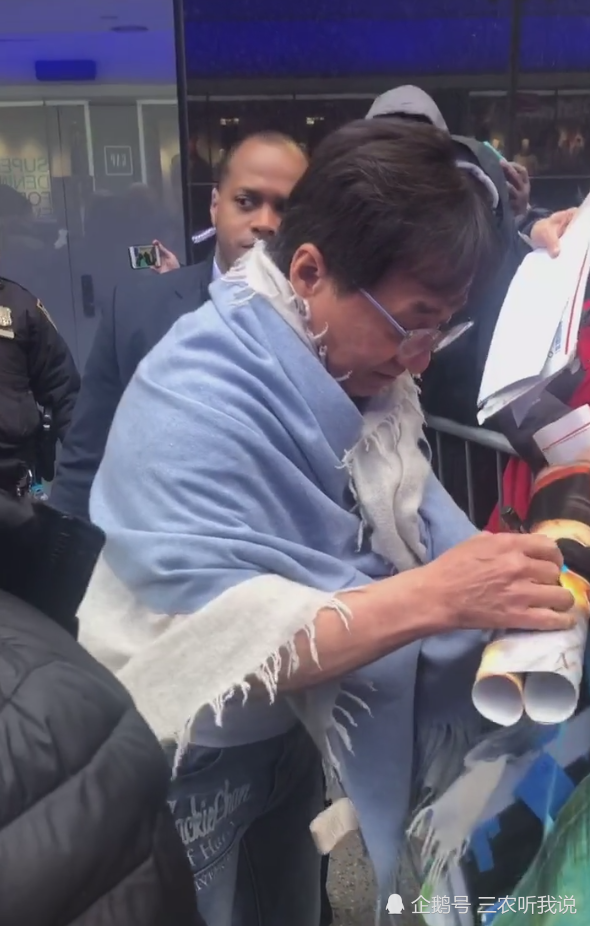 成龙纽约-15°做活动,全网都在研究他身上披肩:怎么不觉得冷?