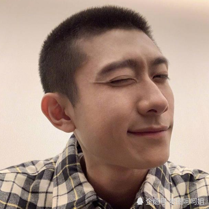 素颜皮肤白皙状态好,美回"楚雨荨"郑爽拉上张一山和冯导合影了,真的是