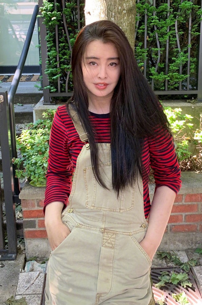 52岁王祖贤近照,使用网红滤镜,穿80年代喇叭裤的腿130长