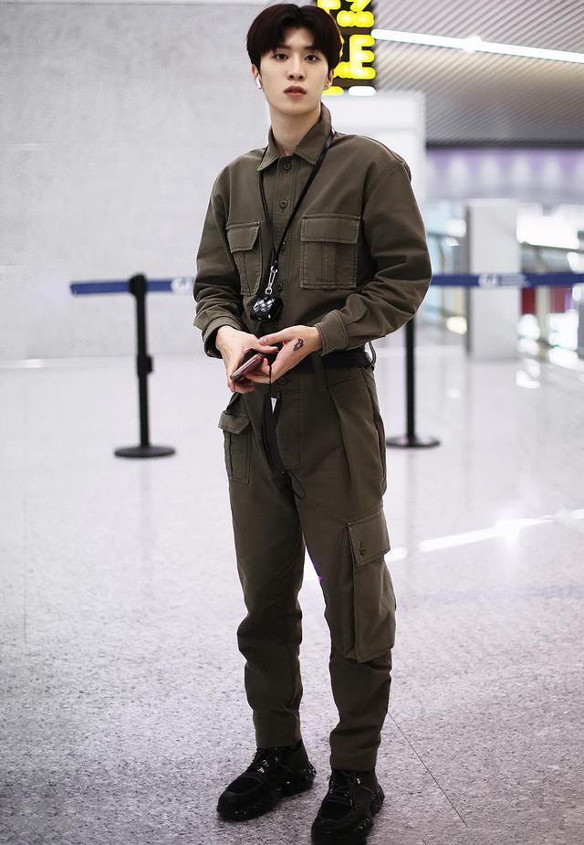 范丞丞首次亮相韩国风衣配荧光运动鞋腿长不输韩国欧巴