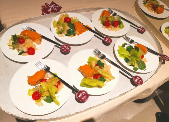 这本书记录了27道刘一帆的看家菜品,从各类酱汁到家常基础菜,从招待