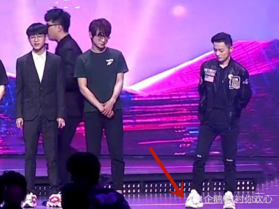 对于自己的身高智勋自己有时候也会调侃,之前他在微博当中发表"想向天