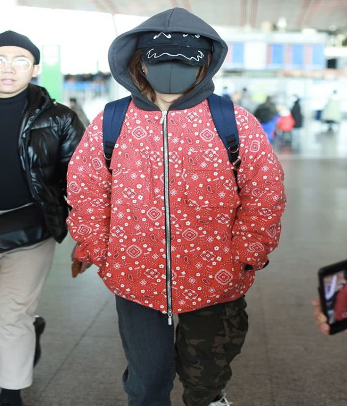 著名女星上街包裹严实,真实身份被网友一句道破:小燕子穿花衣!