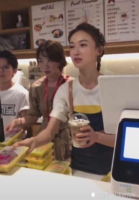 吴谨言卖奶茶被拍,谁注意到她递奶茶的动作?素质是装不出来的!