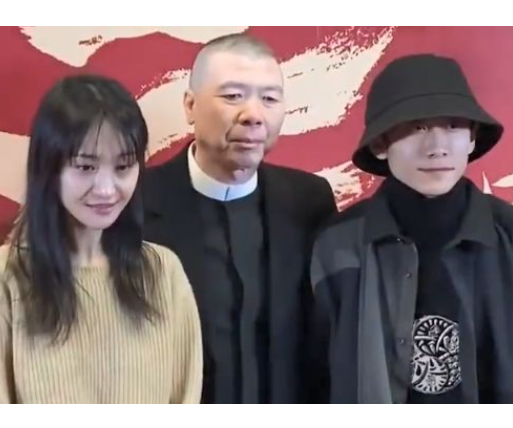 郑爽出席冯小刚电影首映礼有谁注意冯小刚对她的称呼过于真实了