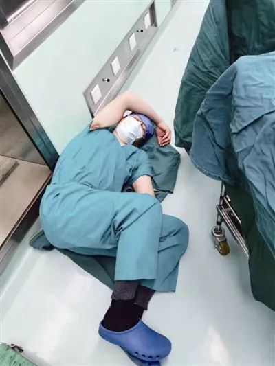 累瘫在手术室一张医生席地打盹照片感动众多网友