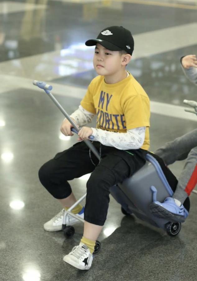 44岁胡可带俩儿子现身粗布牛仔配紧身裤东北宋仲基有点发福了