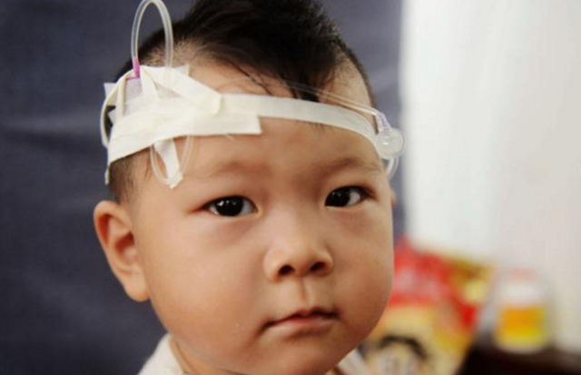 2岁孩子肠胃负担过重,儿科医生直言:这3种饭不要长期给孩子吃