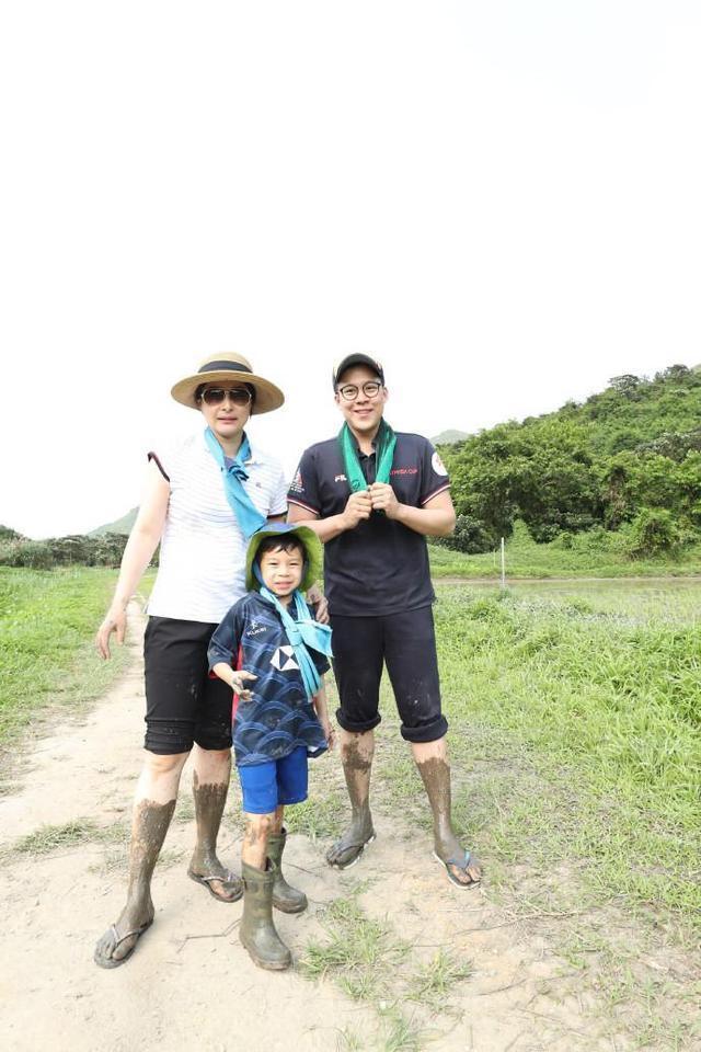 霍启刚|霍启刚6岁儿子长大了！与爸爸看画展眉眼清秀，自己带饭勤俭节约