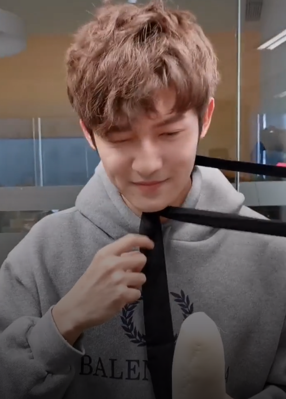 五竹叔新浪扫楼照,再现经典画面,揭掉眼纱时:乱了多少人的心?