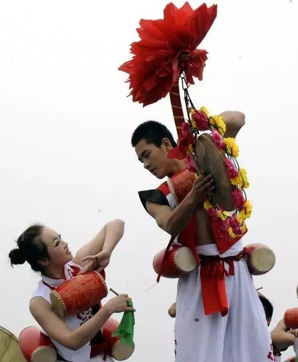 花鼓还有一种打法是将鼓斜挎于腰侧,鼓槌的持法,打法类似腰鼓,手腕