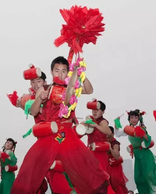 花鼓还有一种打法是将鼓斜挎于腰侧,鼓槌的持法,打法类似腰鼓,手腕