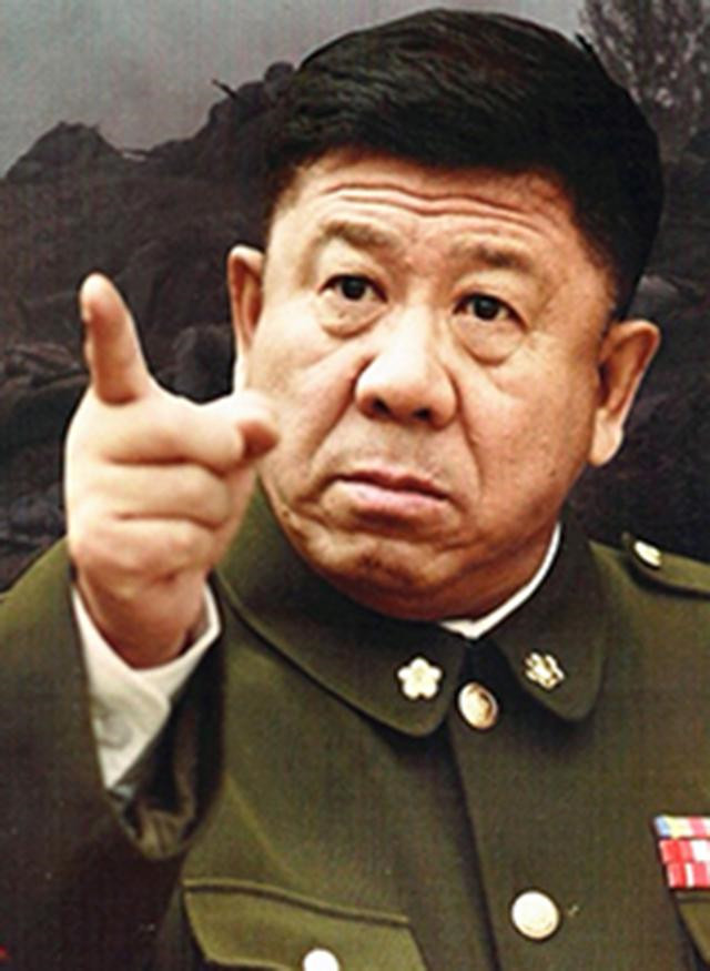 62岁程煜近照曝光,虽满头白发但身材壮实,桌上"硬菜"吓坏网友