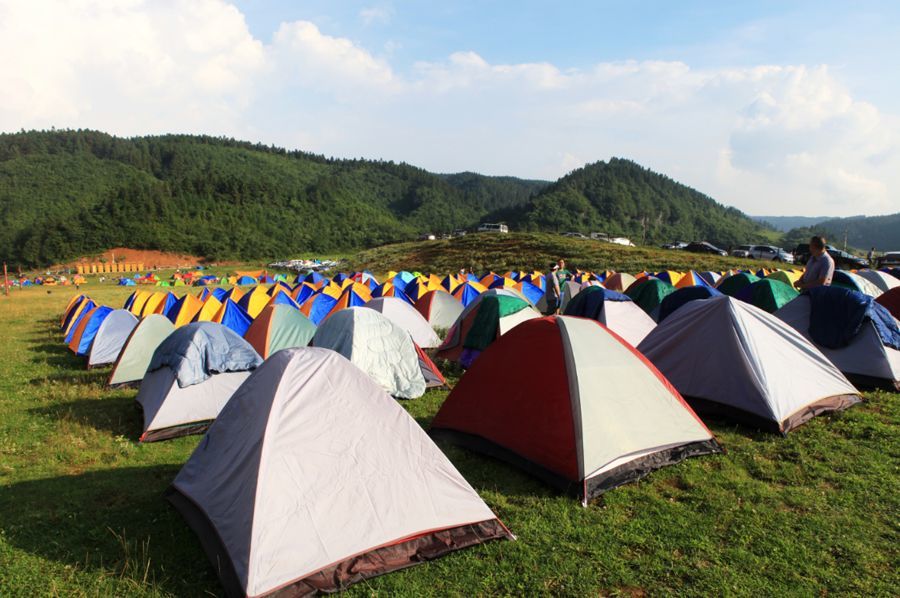 位于冰雪城对面的露营基地是仙女山景区内最完善的露营基地,营地设施