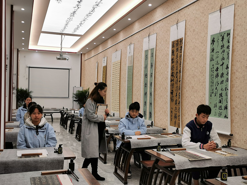 书法进校园,这个学校开设了书法工作室