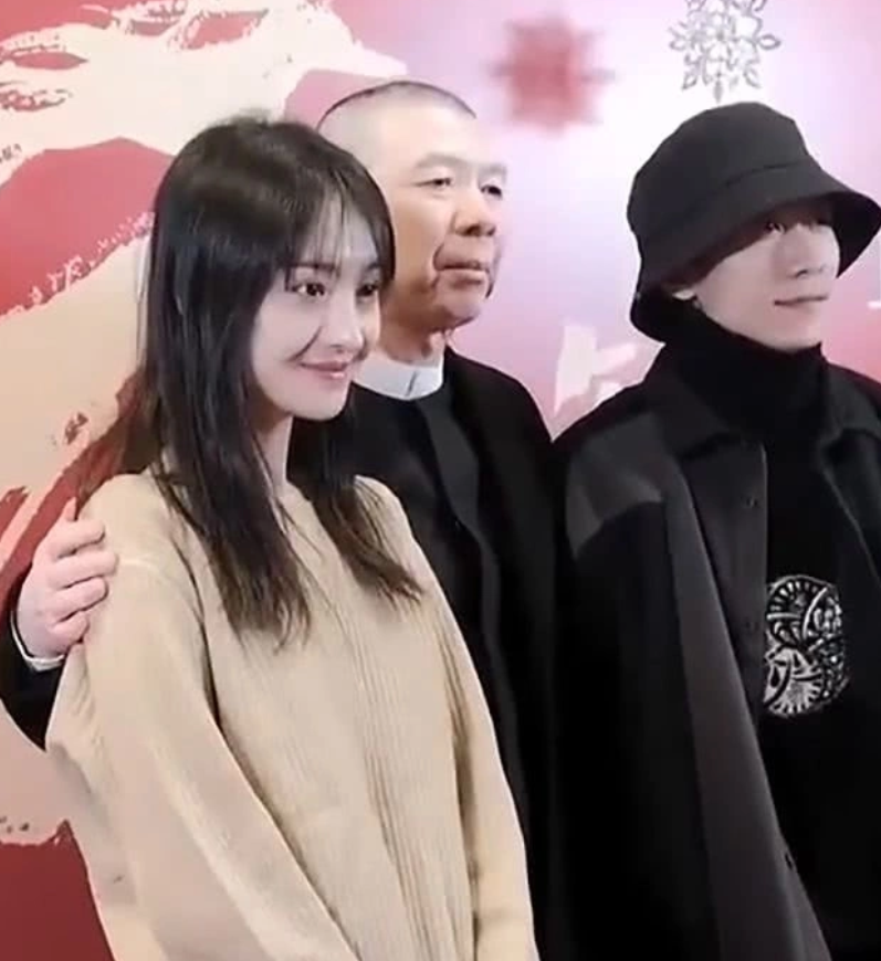 郑爽捧场冯小刚电影活动,不料却遭到恶意抓拍,真实生图让众人感叹失恋