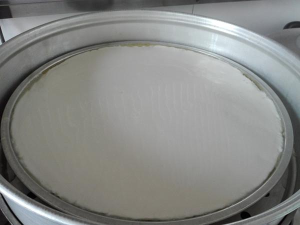 步骤4.倒入剩余的米浆盖住芋头丁,大火蒸约20分钟至熟