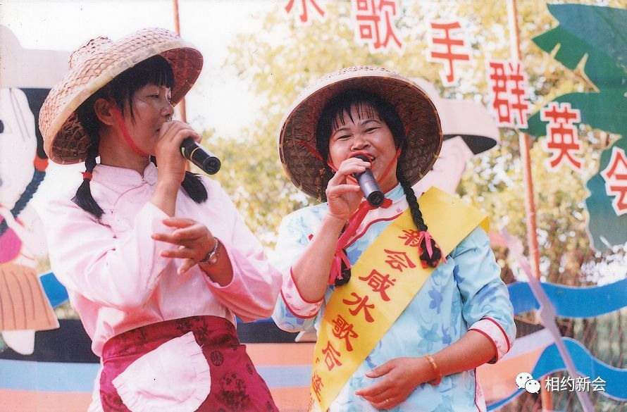 大鳌咸水歌传统舞蹈有荷塘纱龙,鹤山狮艺,三江龙乡游龙,司前金龙等