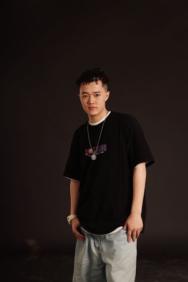 最后与吴海啸,郑东旭一起组建了南屋clean,至于在高中时期开始写歌