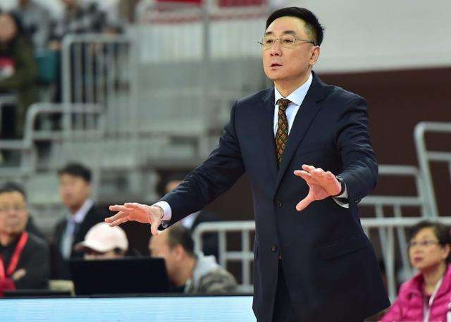 cba记者又闹笑话,王非指导接受采访,记者说道:再次恭喜刘指导