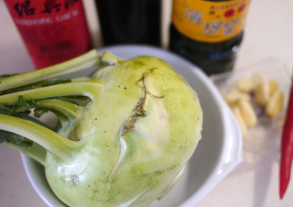 腌大头菜时,只加盐是不对的!