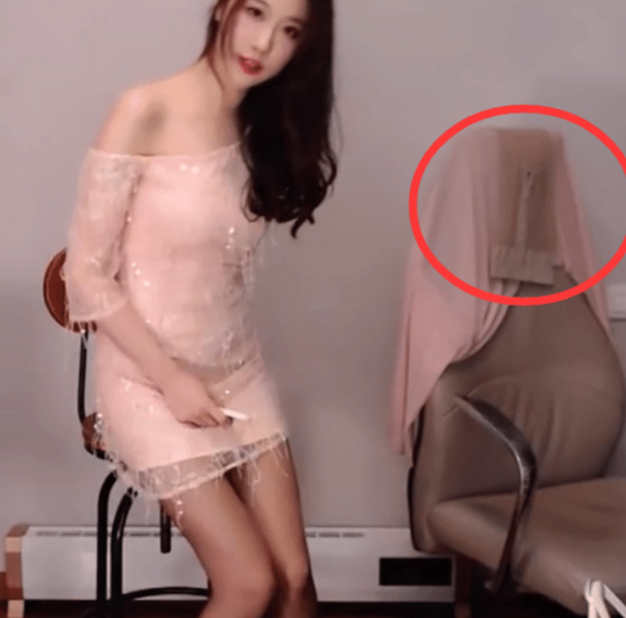 轩子学腐团儿战术后退不小心暴露椅子上的私人物品截图到手软