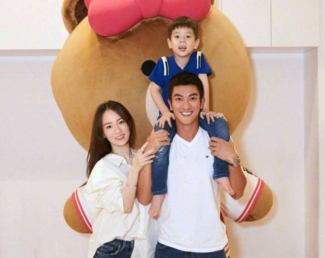 杜江霍思燕疑带二胎女儿出行,嗯哼对小女孩照顾有加,两个孩子都很像