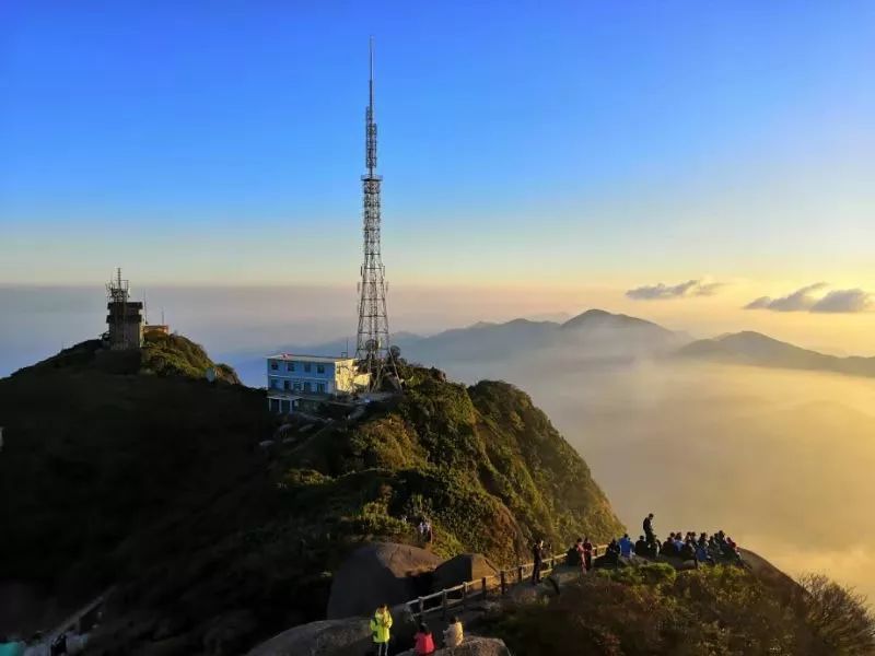 猫 儿 山 猫儿山 为南岭山脉越城岭主峰,是广东和广西的第一高峰,居