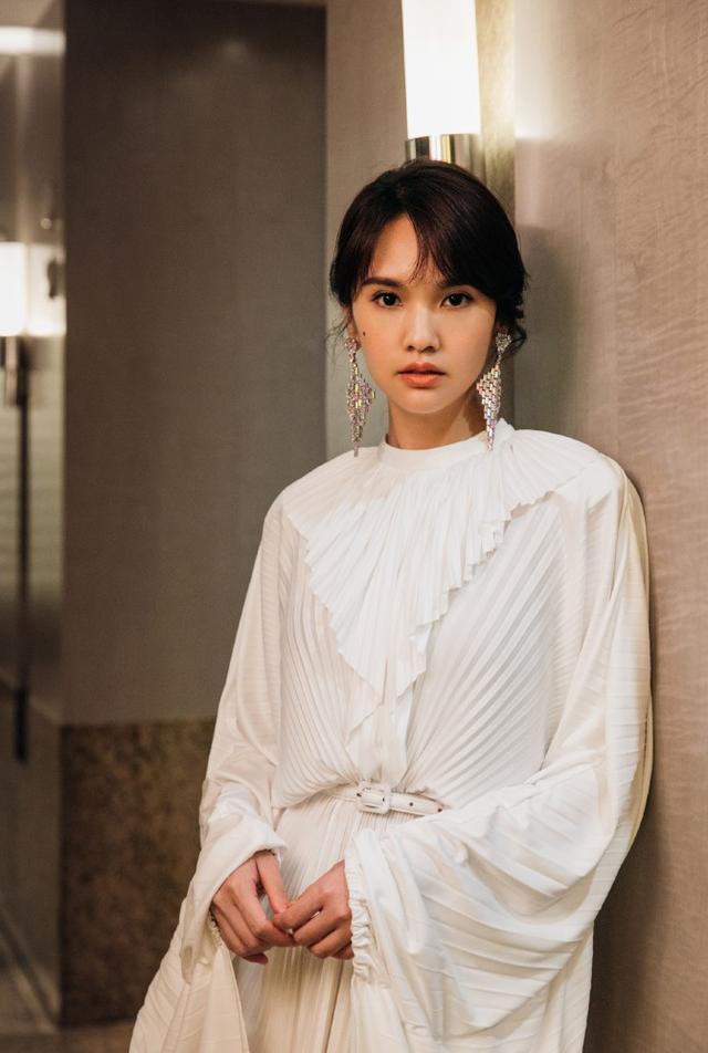 出道20年"神仙美妻"杨丞琳,白裙黑靴穿出仙女范,李荣浩真会娶