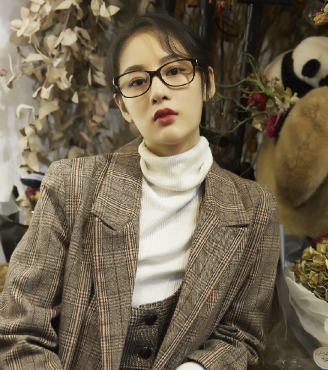 有种"整容"叫旋风少女的方婷宜,戴眼镜化浓妆,美出颜值巅峰!