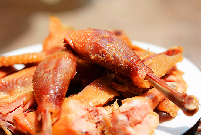 自然风干的风干鸡,肉质有韧性,色泽鲜亮口感超级好