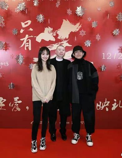 冯小刚有心捧红郑爽聚餐让她坐在黄轩旁还留言安慰她