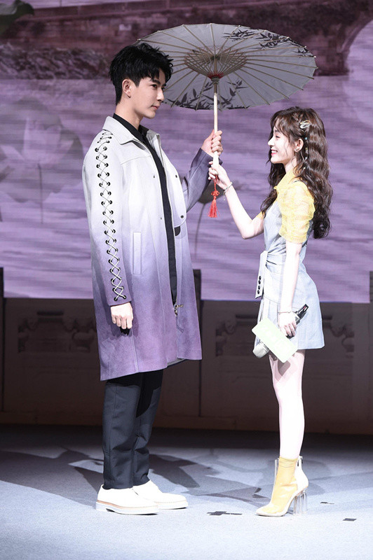 脚踩高跟鞋跟于朦胧同框,网友:传说中的最萌身高差?