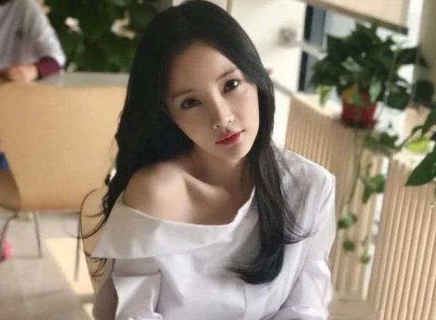 李小璐风波后罕现身，穿598元羽绒服出席饭局，到处敬酒忙社交（组图） - 1