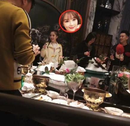 李小璐风波后罕现身，穿598元羽绒服出席饭局，到处敬酒忙社交（组图） - 3