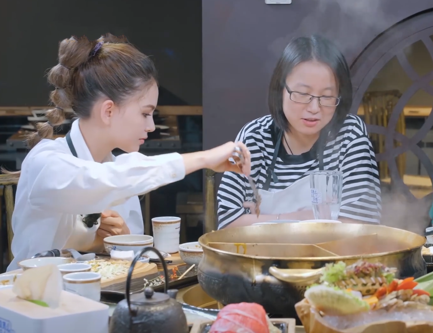 昆凌和女博士一起吃火锅,讲话时她的一个举动,暴露真实素养