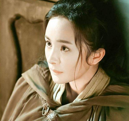 可能大家对于这个名字都不太熟悉,刘瑞瑞毕业于中央戏剧学院表演专业