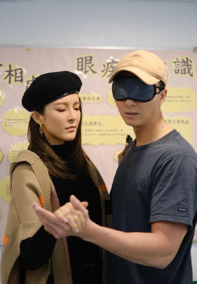 同"盲侠"王浩信共舞,张曦雯变失明不惊