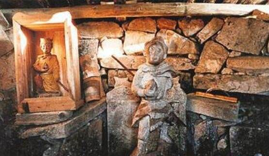 是"齐天大圣"和"通天大圣"的合葬墓,也就是牛魔王和孙悟空!