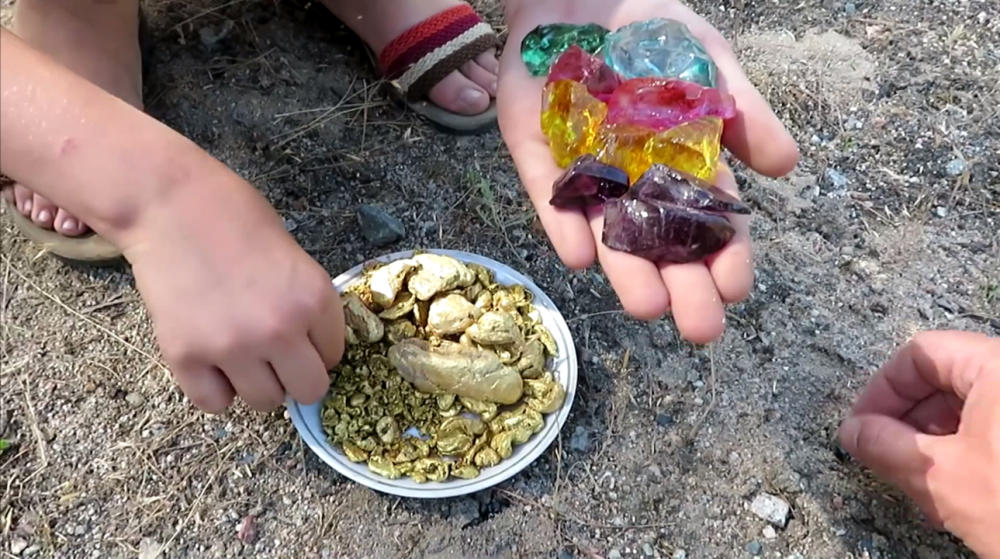 女孩天生招财命,一夜暴富,父女二人上山挖黄金宝石赚疯了!