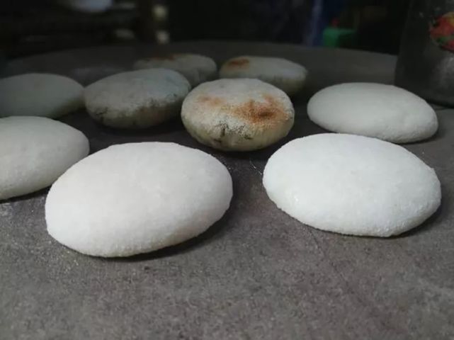 中山古镇上小吃居多,特色的石板糍粑,外酥内软,软糯又不缺q弹,撒上炒