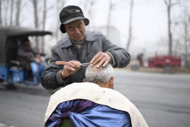 河南农村大爷路边露天理发,理一个人收五块钱,刮胡子是绝技