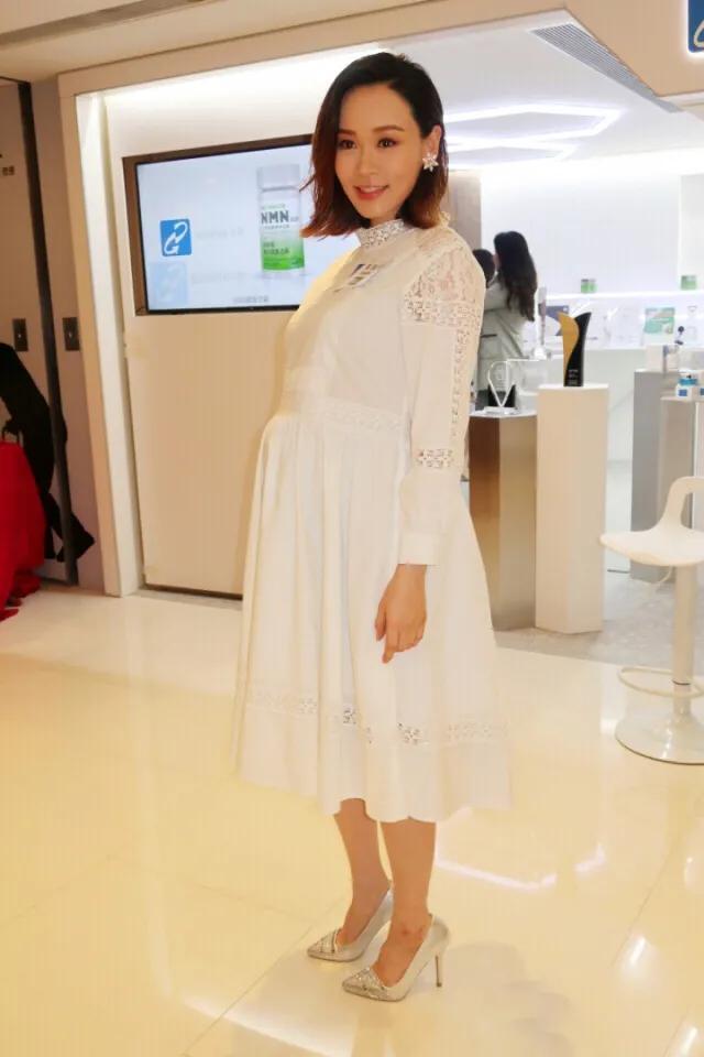 41岁杨思琦怀二胎7月仍不停工,穿白裙踩高跟清新靓丽,女神范依然