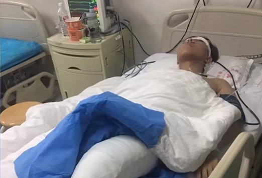 王某宇被捅伤住院.新京报"我们视频"截图.