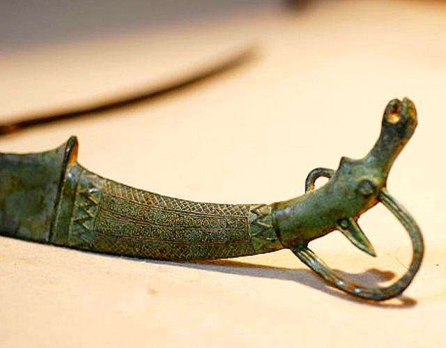 放牛娃捡到割鹿刀,被当成玩具3年,专家20块收走,如今价值千万