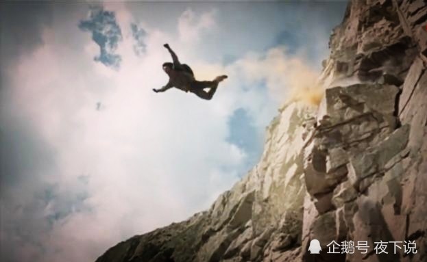 只用了一次发挥的机会,身上没有挂任何防护工具的成龙安全跳上热气球.