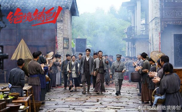 这故事讲得是一支从农民赤卫队起家的小队伍,和一批成份复杂的贫苦